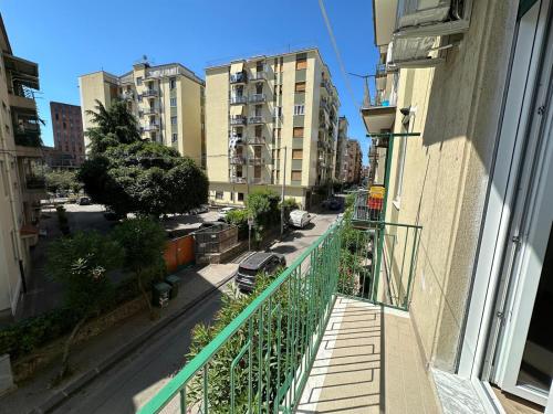 een balkon met uitzicht op een straat en gebouwen bij Casa Bavosa via Cacciatore in Salerno