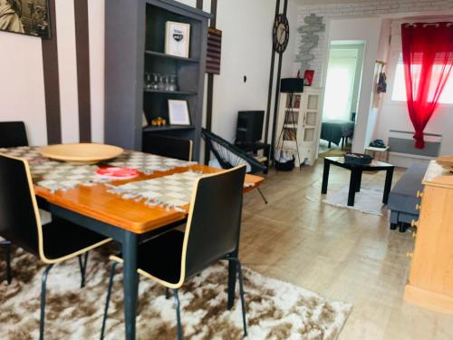 une salle à manger avec une table et des chaises dans l'établissement Votre appt en plein coeur du Touquet, à Le Touquet-Paris-Plage