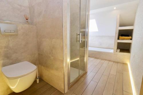 łazienka z toaletą i prysznicem w obiekcie Duplex 120m2 terrasse vue sur Nîmes w mieście Nîmes