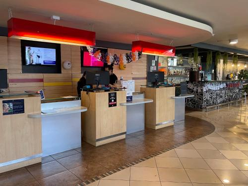 a restaurant with a bar with a tv on the wall at ibis Santiago Estacion Central in Santiago