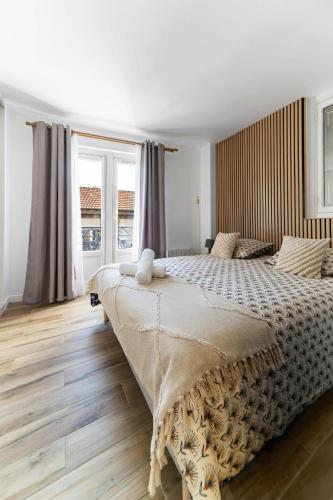 - une chambre avec un grand lit, du parquet et des fenêtres dans l'établissement L'Albert 1er - Appartement design hyper centre - Idéal Curiste, à Vichy