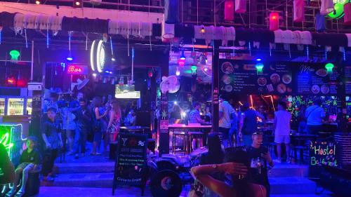 een groep mensen in een bar 's avonds bij Moonland Bar and Hostel in Haad Rin