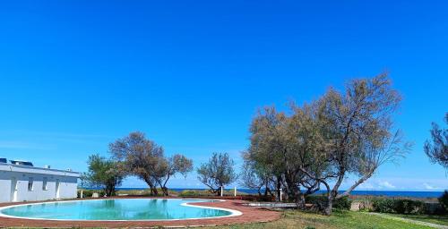 Bazén v ubytování Spiaggiabella Resort nebo v jeho okolí