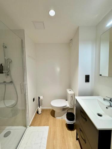 une salle de bain avec toilettes, douche et lavabo dans l'établissement We Live Inn Sharies Reims A405, à Reims