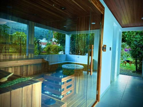 a glass house with a table in the middle at Villa Lulu in Tibasosa