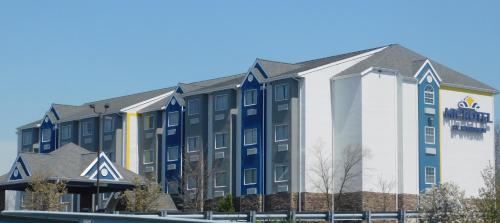 a hotel with a blue and white building at Microtel Inn & Suites by Wyndham Wheeling at The Highlands in Triadelphia