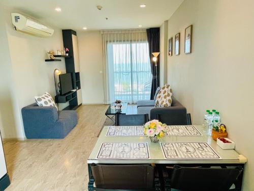 Et opholdsområde på The base condo 2 bed 2 bath by Pupu