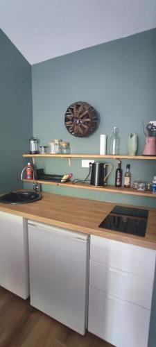 - une cuisine avec un comptoir en bois et une cuisinière dans l'établissement Studio au cœur de Buis-les-Baronnies, à Buis-les-Baronnies