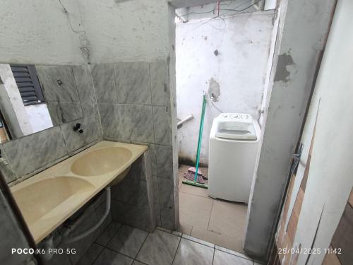 a bathroom with a sink and a trash can at Adeconjunto23lotete4ap101 in Brasilia