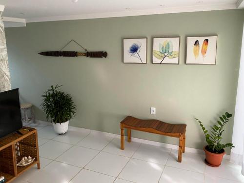 ラウロ・ジ・フレイタスにあるCharmoso Village Praianoの四枚の絵が飾られたリビングルーム