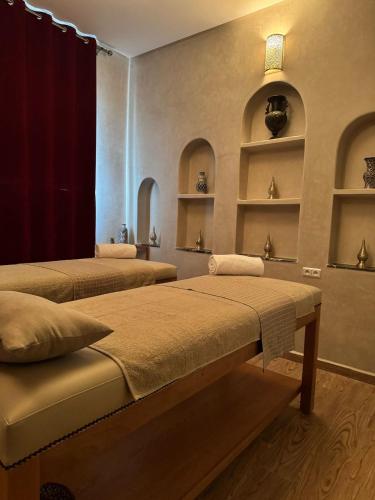 Riad Dar Lauraにあるベッド