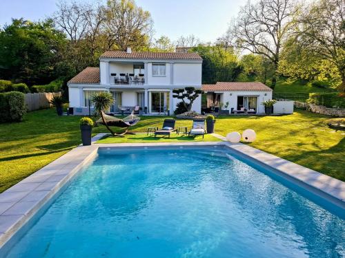 une piscine devant une maison dans l'établissement Parker city, à Saint-Gelais