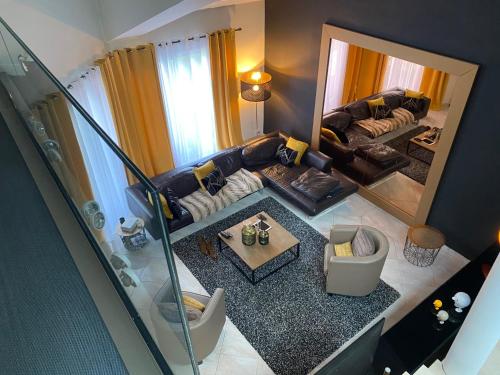 einen Luftblick auf ein Wohnzimmer mit einem Sofa in der Unterkunft Parker city in Saint-Gelais