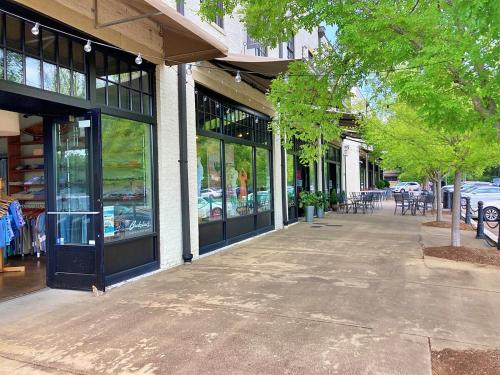 Εστιατόριο ή άλλο μέρος για φαγητό στο Charmingly Trendy Cloverdale Loft - Gated Parking!