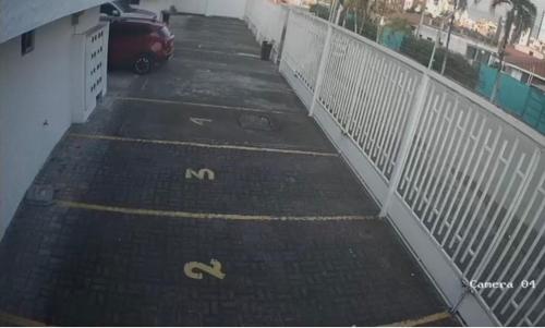 a parking lot with a car parked in it at Casa de playa cerca al mar in Tonsupa
