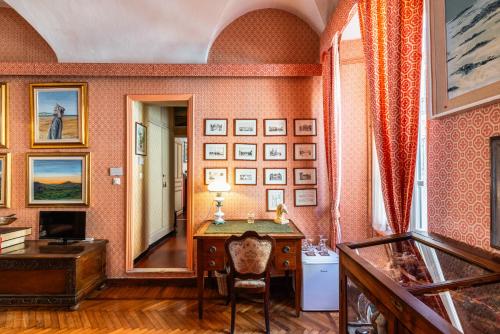 a home office with a desk and a mirror at Casa d'artista - Camere in residenza di Charme in Alassio