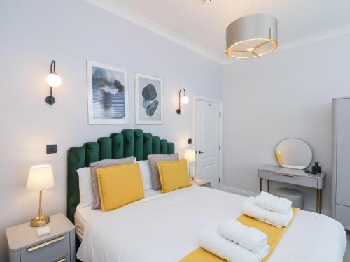 Postel nebo postele na pokoji v ubytování The Salisbury sleeps 4 Classic Apartment