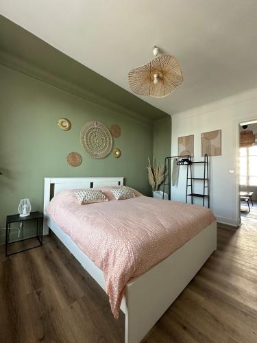 une chambre avec un grand lit avec une couverture rose dans l'établissement New apartment near Paris metro L13 Asnieres, à Asnières-sur-Seine