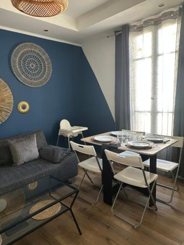 un salon avec un canapé, une table et des chaises dans l'établissement New apartment near Paris metro L13 Asnieres, à Asnières-sur-Seine