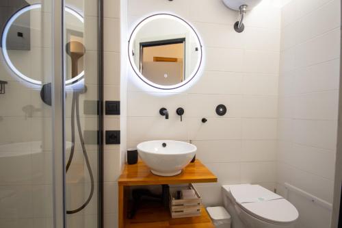 a bathroom with a sink and a mirror at Casa Remy in Cagliari