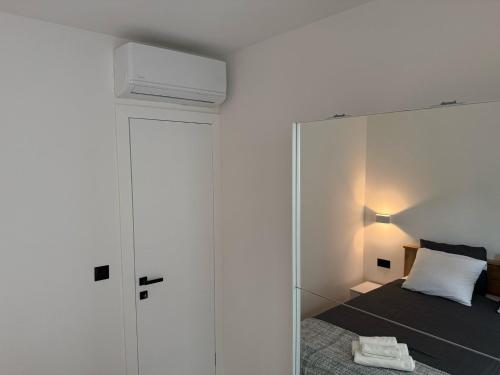 een slaapkamer met een bed en een spiegelkast bij Puntadura Oasis in Vir