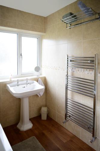 a bathroom with a sink and a shower at Strelley house 4 , Perfect for business trip & Families holiday or working proffesionals-5 min from M1 J25 , 500MB Wi-Fi , Netflix , Fully equiped kitchen , Asda supermarket 5 min walk , Free Secure parking with CCTV ,available monthly deals in Nottingham