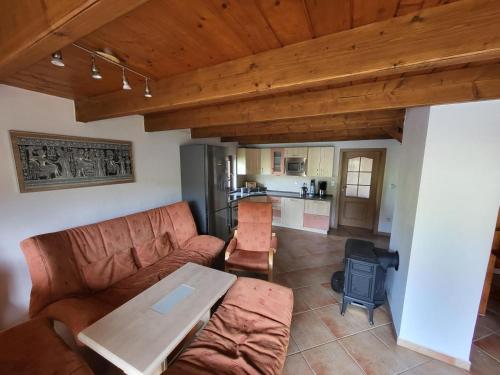 una sala de estar con un sofá y una mesa en Chata Lužnice, en Koloděje nad Lužnicí