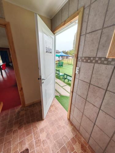 a room with a door leading to a patio at Alojamiento Casa Guadalupe in San Felipe