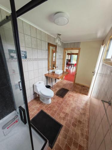 a bathroom with a toilet and a sink at Alojamiento Casa Guadalupe in San Felipe