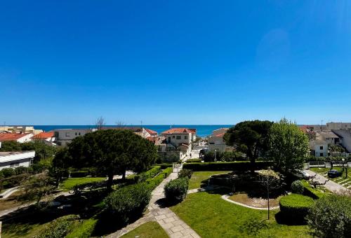 - une vue sur un parc arboré et des bâtiments dans l'établissement Entre Mer & Port - T3 Carnon, Terrasse, Clim, à Mauguio