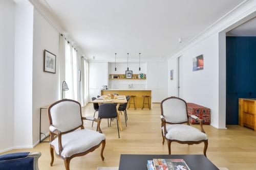Photo de la galerie de l'établissement Stylish 2BR in Private Mansion at Rue de Passy, à Paris