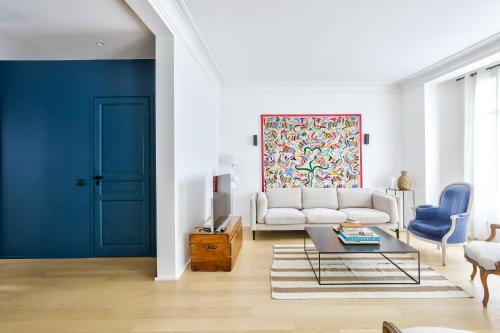 Photo de la galerie de l'établissement Stylish 2BR in Private Mansion at Rue de Passy, à Paris