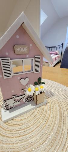 une maison de jouets avec des fleurs sur une table dans l'établissement Vue mer - Superbe Appartement à 50 m de la plage et du centre ville, à Cabourg