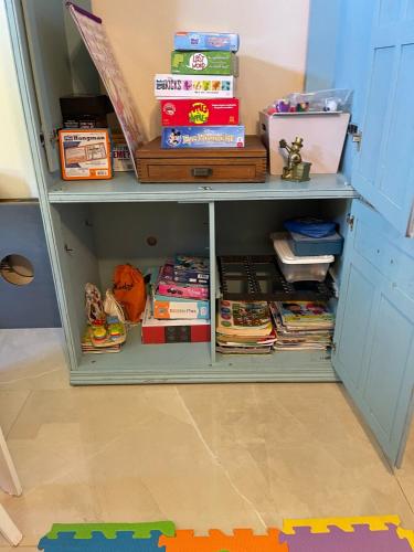 a book shelf filled with lots of books at Family Friendly House in Port Saint Lucie