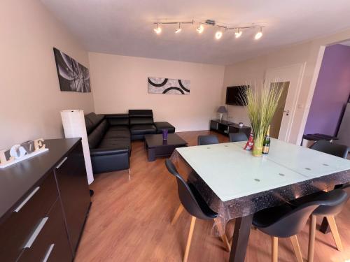 un salon avec une table et un canapé dans l'établissement Gite Le Vignoble, à Kaysersberg