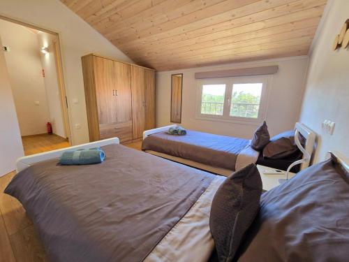 Postel nebo postele na pokoji v ubytování Diamando's Maisonette