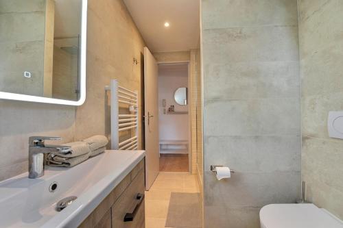 une salle de bain avec un lavabo et des toilettes dans l'établissement Séjour Signature à deux, à Belfort