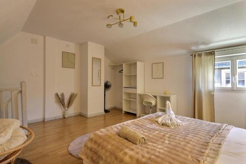 une chambre avec un grand lit dans une pièce dans l'établissement Séjour Signature à deux, à Belfort