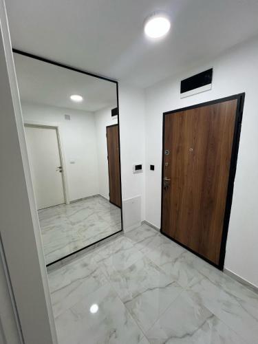 a room with a mirror and a door at Max stan na dan Doboj in Doboj