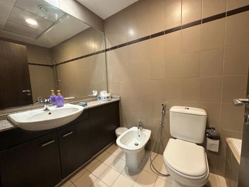 迪拜Elegant Family Stay - Playground View in Remraam的带马桶和水槽的浴室