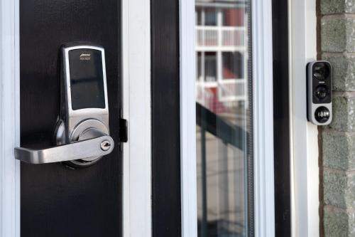 a cell phone sticking out of a door at Auberge Internationale Espace Globetrotter in Rimouski