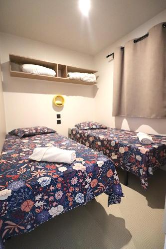 une chambre avec deux lits dans une pièce dans l'établissement Mobil Home Confort sur parcelle privée - 2 chambres - Ajaccio, à Ajaccio