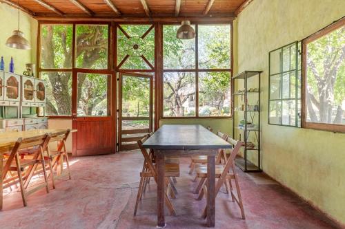 a dining room with a wooden table and chairs at Habitaciones individuales en La Llave in San Javier