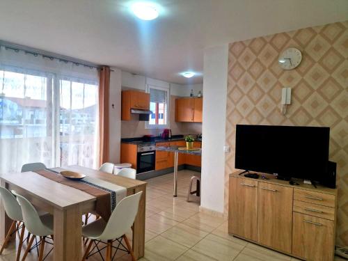 TV a/nebo společenská místnost v ubytování Bright and spacious rental with ocean view