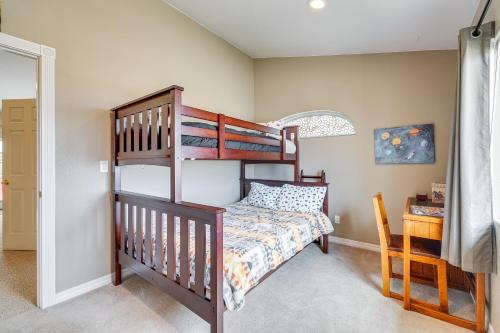 Ένα ή περισσότερα κρεβάτια σε δωμάτιο στο Inviting Great Falls Home with Wraparound Deck!