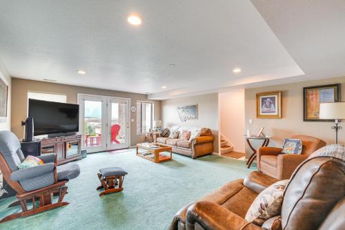 Μια τηλεόραση ή/και κέντρο ψυχαγωγίας στο Inviting Great Falls Home with Wraparound Deck!