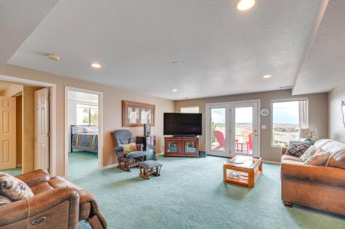 Μια τηλεόραση ή/και κέντρο ψυχαγωγίας στο Inviting Great Falls Home with Wraparound Deck!