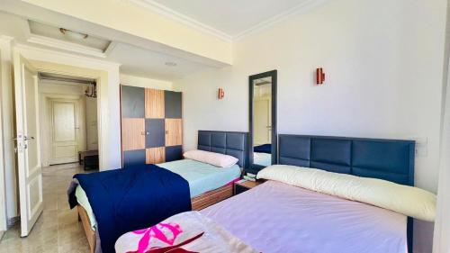 Postel nebo postele na pokoji v ubytování Mountain view Ras Elhikma - 134B Paros Villa -North Coast