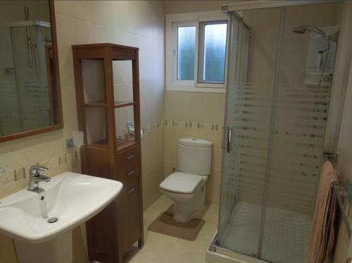 ein Badezimmer mit Toilette, Waschbecken und Dusche in der Unterkunft Villa Acebo in Nerja