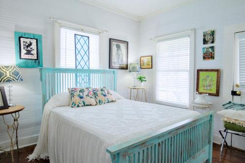 Ένα ή περισσότερα κρεβάτια σε δωμάτιο στο Shanty Bellum Too - 2b1b, Washer & Dryer, Full Kitchen